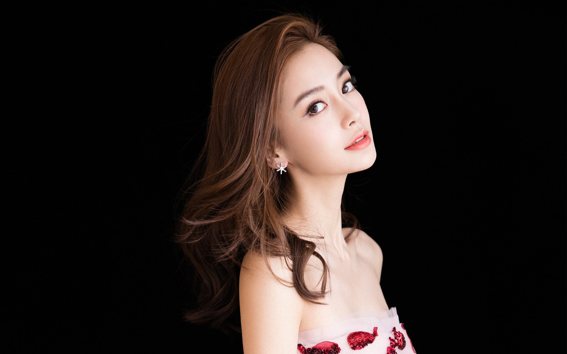 AIYOUXI.COM-新秀球员集中进行投篮矫正训练提升命中率与手型稳定性，投篮姿势矫正